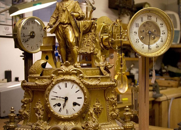 Horloge ancienne mécanique à plusieurs cadrans