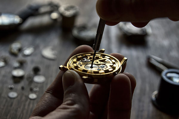 Démontage complet du mécanisme d'une montre à gousset pour révision et restauration