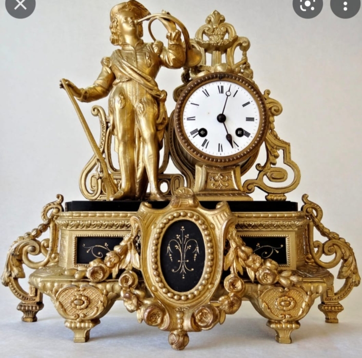 Horloge ancienne mécanique richement ornée de dorure