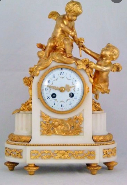 Horloge ancienne mécanique surmontée de deux anges