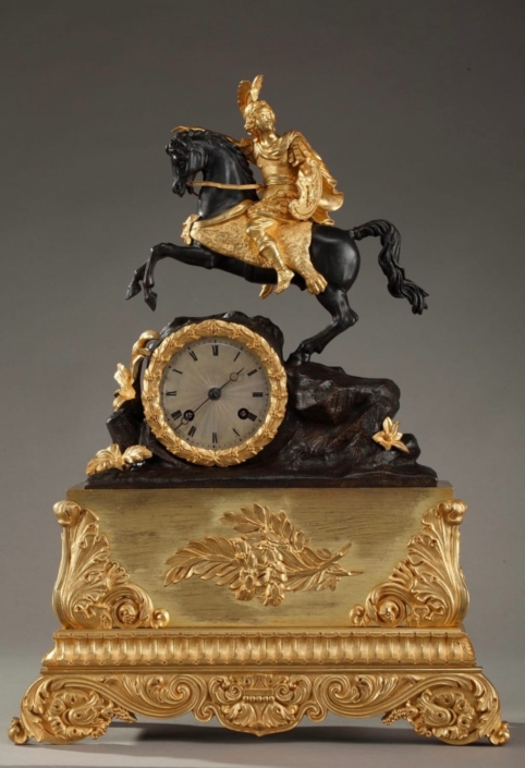 Horloge ancienne mécanique surmontée d'un guerrier à cheval